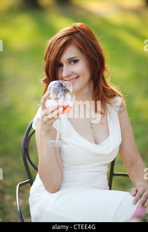 Porträt der schönen jungen Frau mit Blumentopf in den Händen Stockfoto