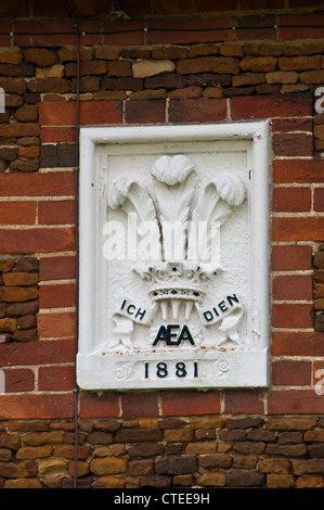 Ferienhaus mit Fleur oder Lilie inmitten Carrstone Mauerwerk Wolferton Sandringham Estate "Fleur de Lis" Stockfoto