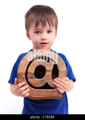 Zwei Jahre alter Junge am e-Mail-Symbol in seinen Händen isoliert auf weißem Hintergrund Stockfoto