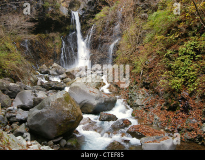 malerischer Wasserfall Urami in Nikko, Japan im späten Herbst Saison Stockfoto