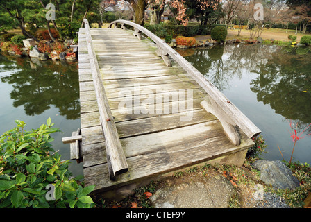 malerische Holzbrücke im japanischen Garten im Frühherbst; Fokus auf Vorderseite Stockfoto