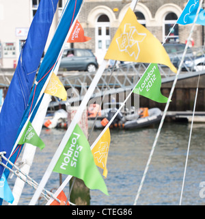 Boote im Hafen von Weymouth, mit Girlanden für die Spiele Olympia London 2012. Stockfoto