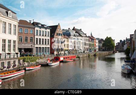 Gent - typische alte Häuser im Morgenlicht und Kanal am 24. Juni 2012 in Gent, Belgien. Stockfoto