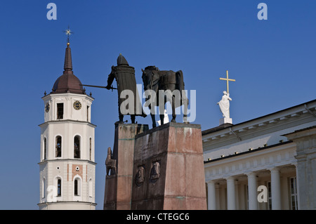 Grand Duke Gediminas Statue und Glockenturm Dom Domplatz Vilnius Litauen Stockfoto