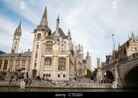 GENT - 23.Juni: Post-Palast mit der St. Michale s Bridge und St.-Nikolaus-Kirche im Abendlicht von Kornelei Straße am Juni Stockfoto