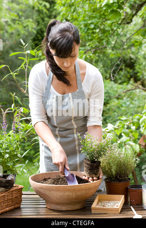 Frau Neubepflanzung Pflanzen Stockfoto