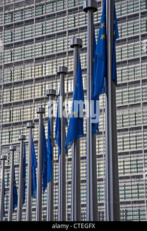 Brüssel - 24.Juni: Gebäude der Europäischen Kommission und EU-Flaggen von Schumann Platz am 24. Juni 2012 in Brüssel. Stockfoto