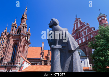 St Annes Bernardine Kirche und Adam Mickiewicz Statue Vilnius Litauen Stockfoto