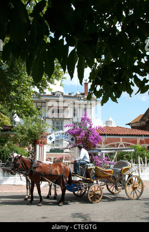 ISTANBUL, TÜRKEI. Eine Pferdekutsche Phaeton vor dem Verdienst Halki Palas Hotel an der Fürsten Insel Heybeliada. 2012. Stockfoto