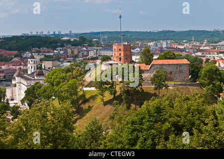 Blick auf die Stadt, obere Burg Gediminas Hügel mit Fernsehturm in der Ferne Vilnius Litauen Stockfoto