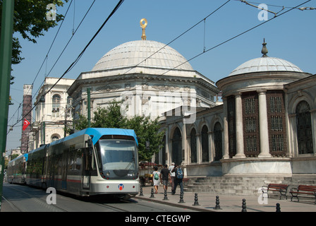 ISTANBUL, TÜRKEI. Einer modernen Straßenbahn Divan Yolu Caddesi in Cemberlitas Bezirk das Grabmal von Sultan Mahmut II weitergeben. 2012. Stockfoto