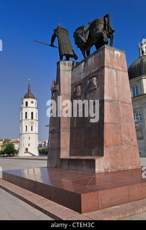 Grand Duke Gediminas Statue und Glockenturm Dom Domplatz Vilnius Litauen Stockfoto