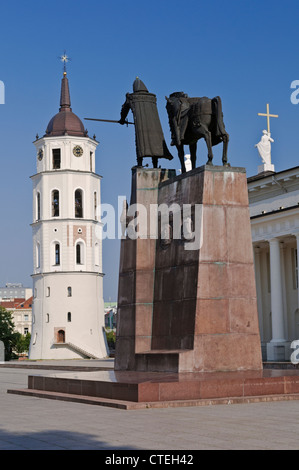 Grand Duke Gediminas Statue und Glockenturm Dom Domplatz Vilnius Litauen Stockfoto