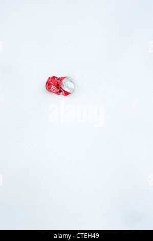Zerdrückte Coca-Cola kann im Schnee Stockfoto