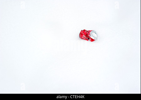 Zerdrückte Coca-Cola kann im Schnee Stockfoto