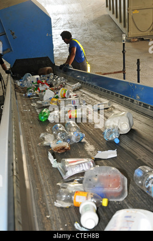 Wertstoffe nach oben eine Zeile in Kunststoffe, Papier, Glas und Zinn auf eine recycling-Anlage manuell sortiert werden. Stockfoto