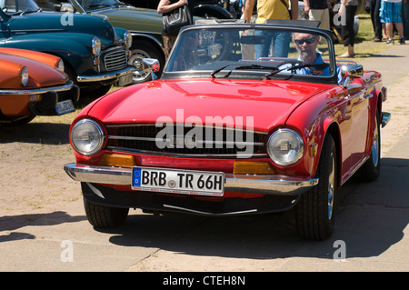 PAAREN IM GLIEN, Deutschland - Mai 26: Auto Triumph TR6, "Die Oldtimer Show" im MAFZ, 26. Mai 2012 in Paaren Im Glien, Deutschland Stockfoto