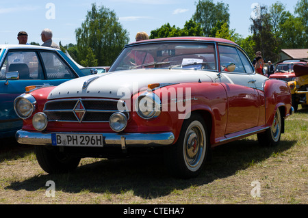 PAAREN IM GLIEN, Deutschland - 26.Mai: Pkw Borgward Isabella, "Die Oldtimer Show" im MAFZ, 26. Mai 2012 in Paaren Im Glien, Deutschland Stockfoto