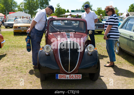 PAAREN IM GLIEN, Deutschland - Mai 26: Der Fiat 500 Topolino, "Die Oldtimer Show" im MAFZ, 26. Mai 2012 in Paaren Im Glien, Deutschland Stockfoto