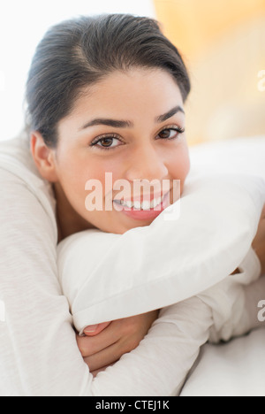 USA, New Jersey, Jersey City, Porträt der jungen Frau im Bett liegend Stockfoto
