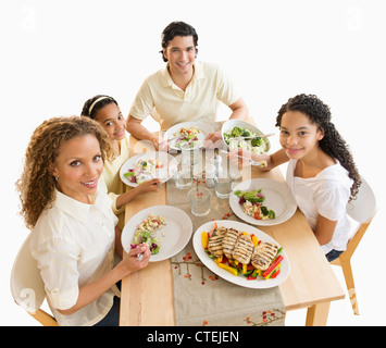 Porträt von Eltern mit Töchtern (10-13) Essen Abendessen Stockfoto