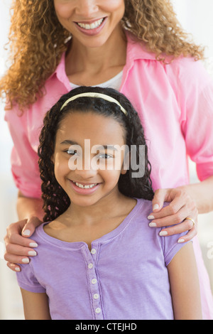 Porträt von Mädchen (12-13) mit Mutter Stockfoto