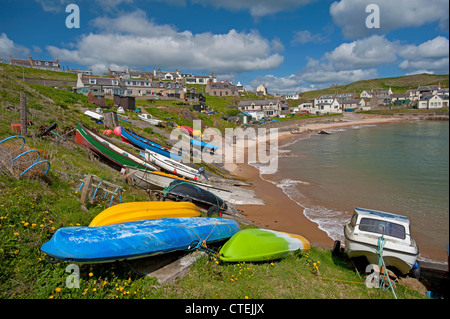 Bunte kleine Boote bei Stonehaven an der Nordostküste von Aberdeenshire.  SCO 8248 Stockfoto