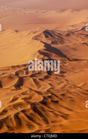 Luftaufnahme der roten Sanddünen der Namib-Wüste, Namibia Stockfoto