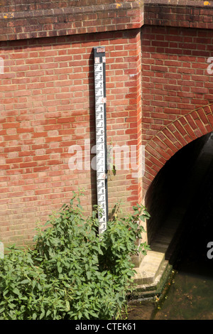 Wasserstand Messen auf der Borough Brücke über den Fluss Mole Brockham Surrey UK Stockfoto