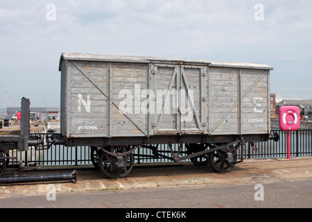 Alten ungenutzten Eisenbahnwaggon geparkt in Portsmouth Historic Dockyard Hampshire UK Stockfoto