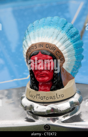 Indische Kopfmassage mit Kopfschmuck das Emblem von Guy Motors Ltd Stockfoto