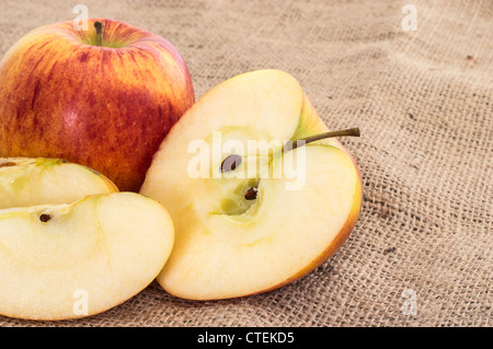 Apfel mit Scheiben auf einem Textil-Hintergrund Stockfoto