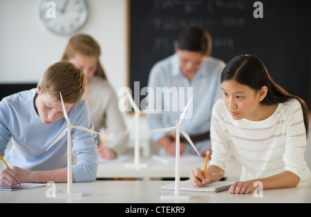 Schüler (14-19) untersuchen, Jersey City, New Jersey, USA Windkraftanlagen Stockfoto