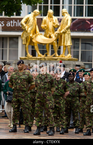 Armed Forces Day Parade durch die Innenstadt von Birmingham. im Bild vor der Matthew Boulton Watt-Statue in der Broad Street. Stockfoto