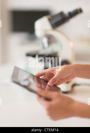 USA, New Jersey, Jersey City, Schüler (14-15) mit tablet-pc im Chemie-Labor Stockfoto