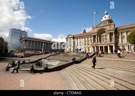 Victoria Square, Birmingham, rechts ist die Sozialwohnung, links das Rathaus und Zentrum des Brunnens. Stockfoto