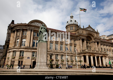 Victoria Square, Birmingham, zeigt Königin Victoria, Statue und Sozialwohnung. Stockfoto