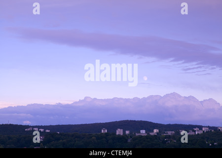 Mond am Himmel in der Abenddämmerung über Marburg-Stadt Stockfoto