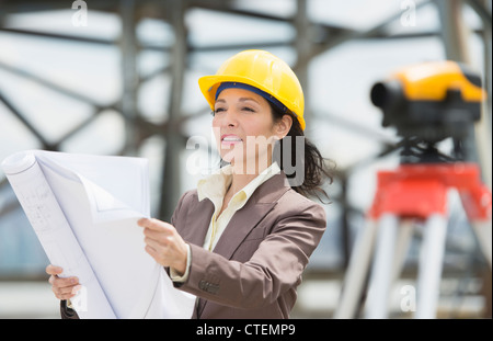 USA, New Jersey, Jersey City, Architekt Lesung Blaupause in Baustelle Stockfoto