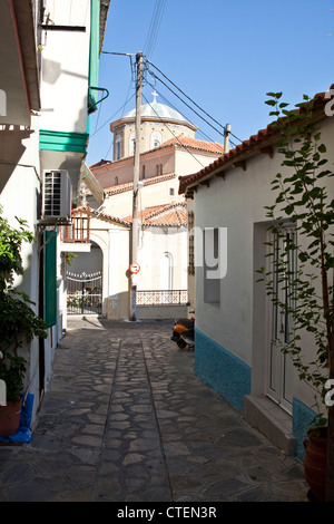 Kirche und Häuser im Dorf Ano Vathi, Samos, Griechenland Stockfoto