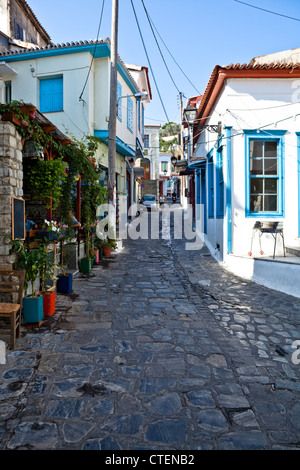 Taverna und Häuser in Ano Vathi, Samos, Griechenland Stockfoto