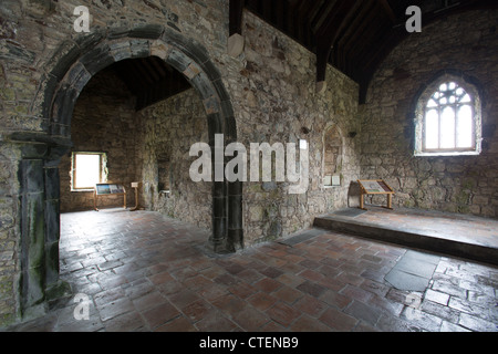 Insel Harris, Schottland. Innenansicht der Kirche nördlichen Querschiff und Hochaltar St Clement. Stockfoto