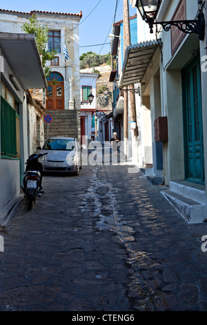 Bunt bemalte Häuser und engen, gepflasterten Gassen in das Dorf Ano Vathi, Samos, Griechenland Stockfoto