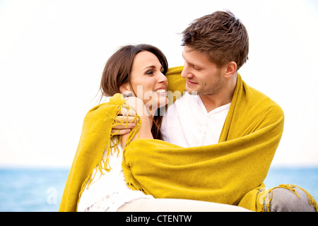 Porträt eines romantischen Paares umarmen, während mit einer Decke eingewickelt Stockfoto