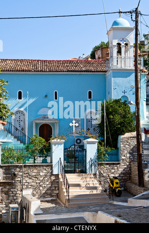 Bunte blaue Kirche im alten Dorf Ano Vathi, Samos, Griechenland Stockfoto