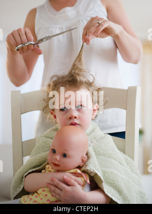 USA, New Jersey, Jersey City, Mutter Haare schneiden Tochter (2-3) Stockfoto