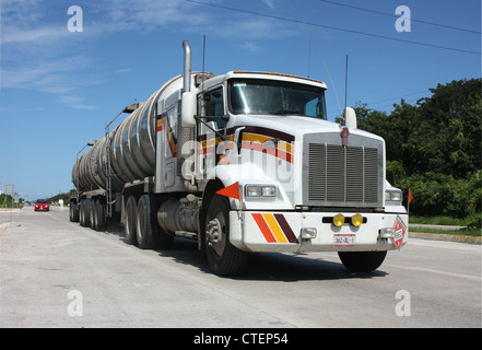 Amerikanische Kenwood fuel Tanker auf der Autobahn in Mexiko Stockfoto