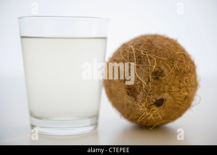 Kokosnuss-Wasser im Glas Stockfoto