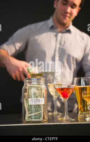 Bar, Jersey City, New Jersey, USA Ausschreibung gießt Wein ins Glas Stockfoto