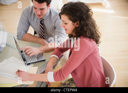 USA, New Jersey, Jersey City, Geschäftsleute, die im Büro arbeiten Stockfoto